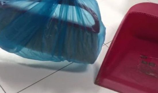 扫把怎么扫地板头发