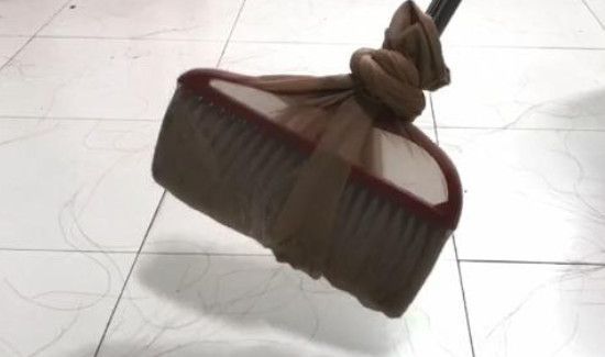 扫把怎么扫地板头发