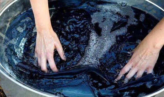 洗有颜色的衣服用什么浸泡10分钟