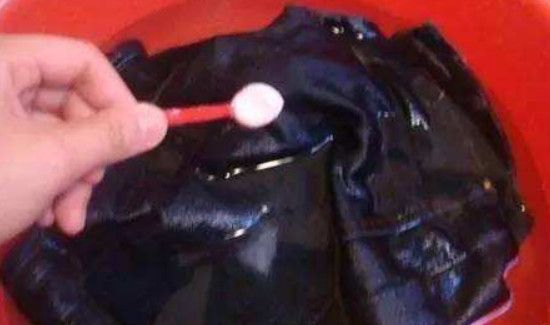 洗有颜色的衣服用什么浸泡10分钟