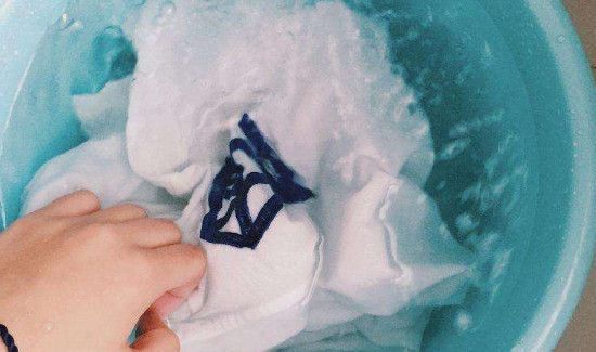 84滴到衣服上衣服褪色怎么处理