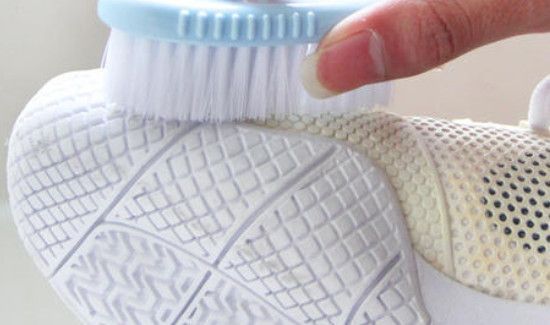 鞋子被太阳晒黄了怎么办