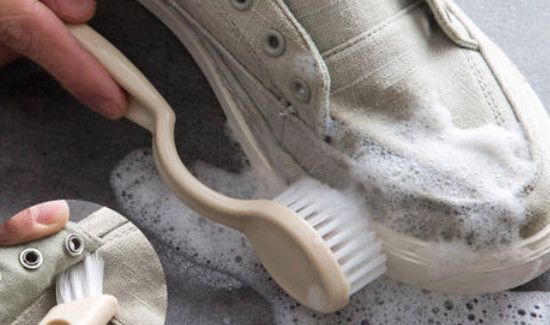 鞋子被太阳晒黄了怎么办