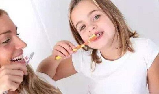 晚上先喝牛奶还是刷牙