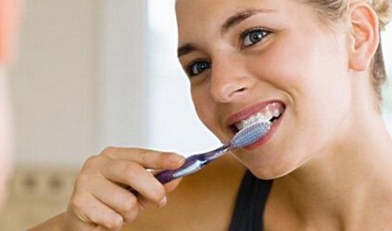 晚上先喝牛奶还是刷牙