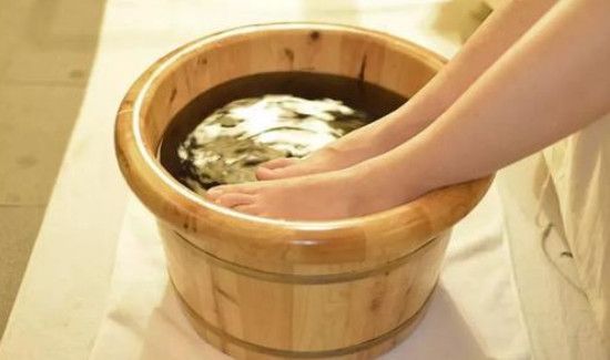晚上先泡脚还是先洗澡