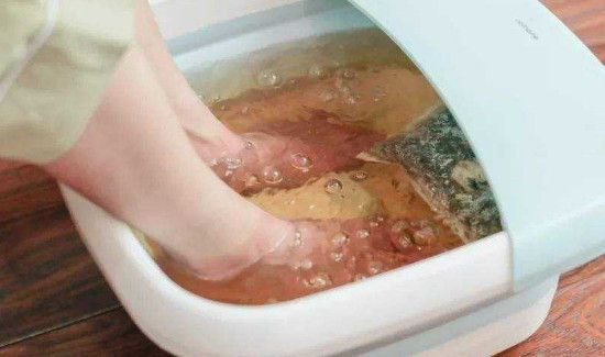 晚上先泡脚还是先洗澡