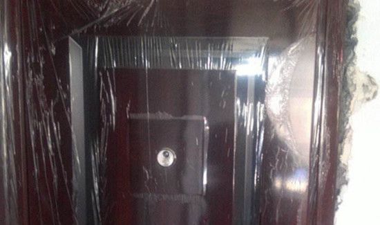 防盗门上的双面胶怎么去除