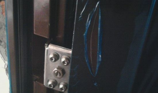 防盗门上的双面胶怎么去除