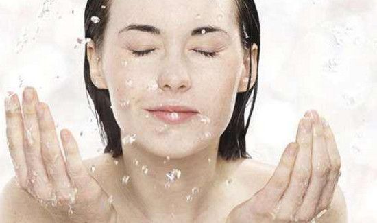 晚上先擦精华还是面霜