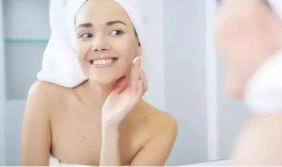 晚上先用精华还是先用乳液