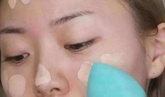 美妆蛋怎么上粉底液