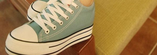 穿帆布鞋脚疼怎么办