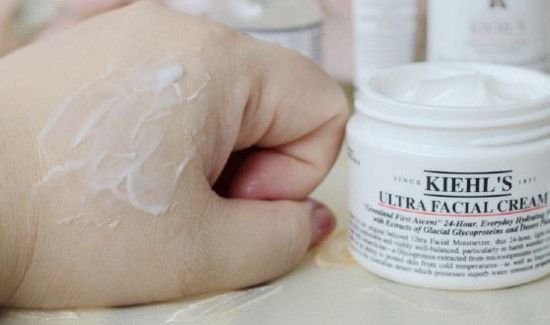 面霜早上涂还是晚上涂