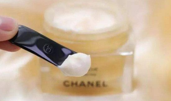 面霜早上涂还是晚上涂