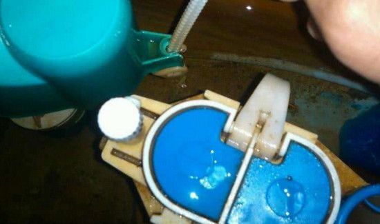 马桶水箱漏水怎么办