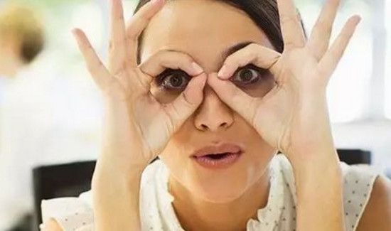 美瞳带上模糊是怎么回事