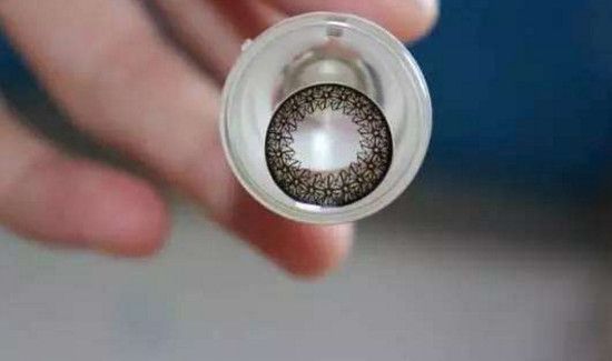 美瞳带上模糊是怎么回事