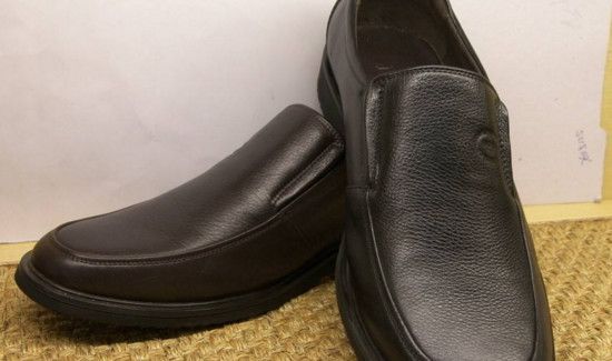 皮鞋进水可以用吹风机吹吗