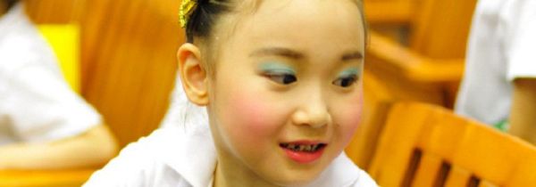 儿童表演腮红怎么打
