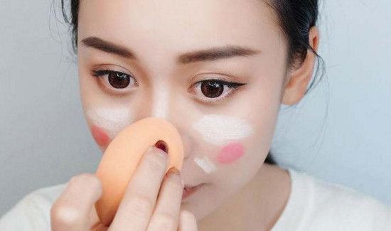 新手涂腮红的步骤图片