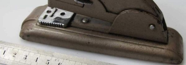 订书机怎么装钉子