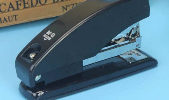 订书机怎么装钉子