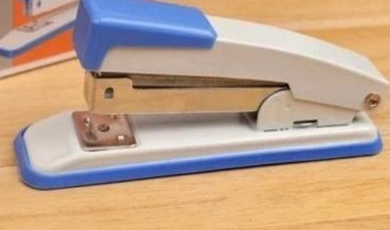 订书机怎么装钉子