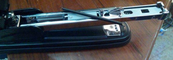 订书机弹簧掉了怎么装