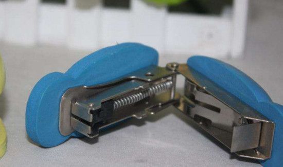 订书机卡住打不开