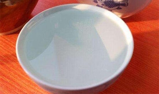 开空调放一盆水危害