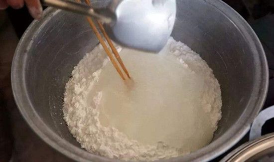 食用碱放凉粉中的作用