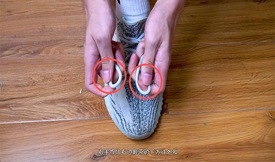 鞋带蝴蝶结的打法