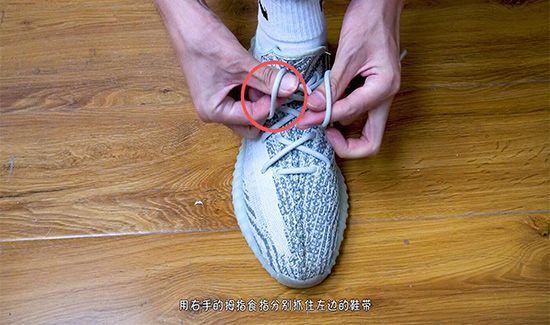 鞋带蝴蝶结的打法