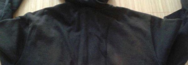 为什么黑色衣服掉黑渣