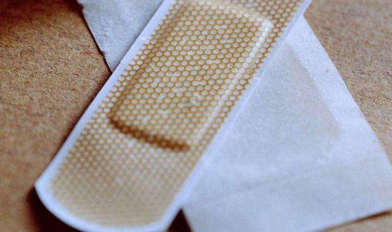 去除创可贴胶印小窍门