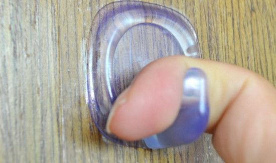 墙上挂钩怎么取下来