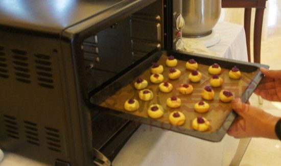 烤箱预热需要把烤盘放进去吗