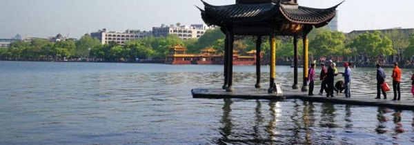 西湖什么时候建的