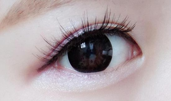 假睫毛贴在真睫毛上面还是下面