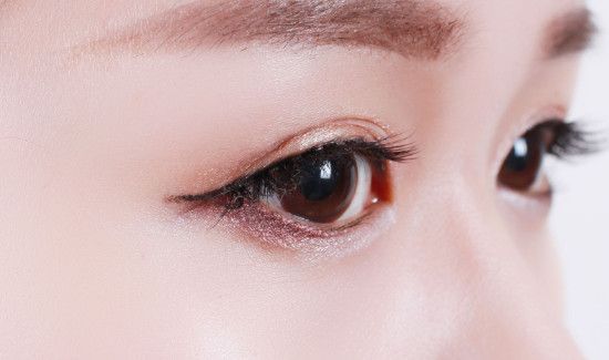 假睫毛贴在真睫毛上面还是下面