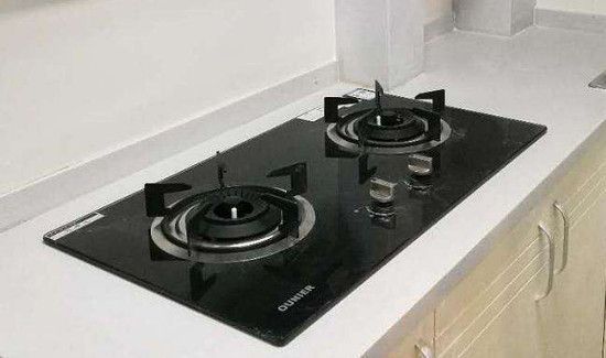 燃气灶打着火燃一会就熄灭了