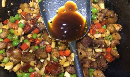 炒菜时需要放水吗