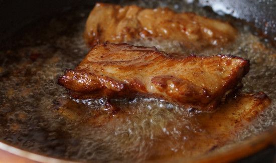 炒菜时需要放水吗