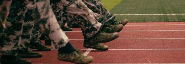 一二一先左脚还是右脚