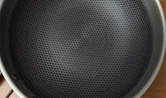 蜂窝底的锅是涂层吗