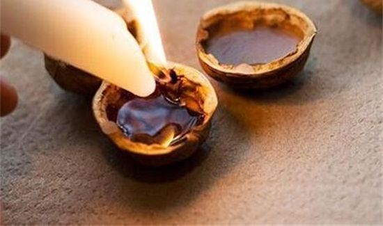 衣服上蜡烛油用风油精