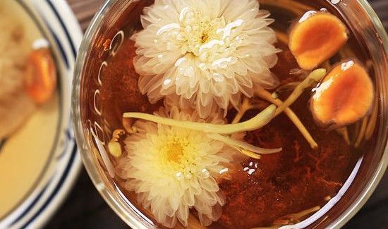 菊花泡水变绿色能喝吗