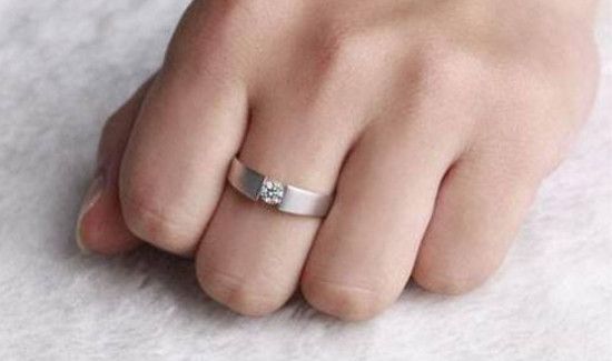 戒指戴中指什么意思