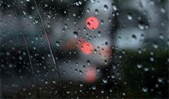 雨天吹挡风玻璃费油吗